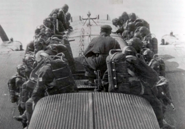 Павел Игнатьевич (спиной) инструктирует парашютистов перед прыжками