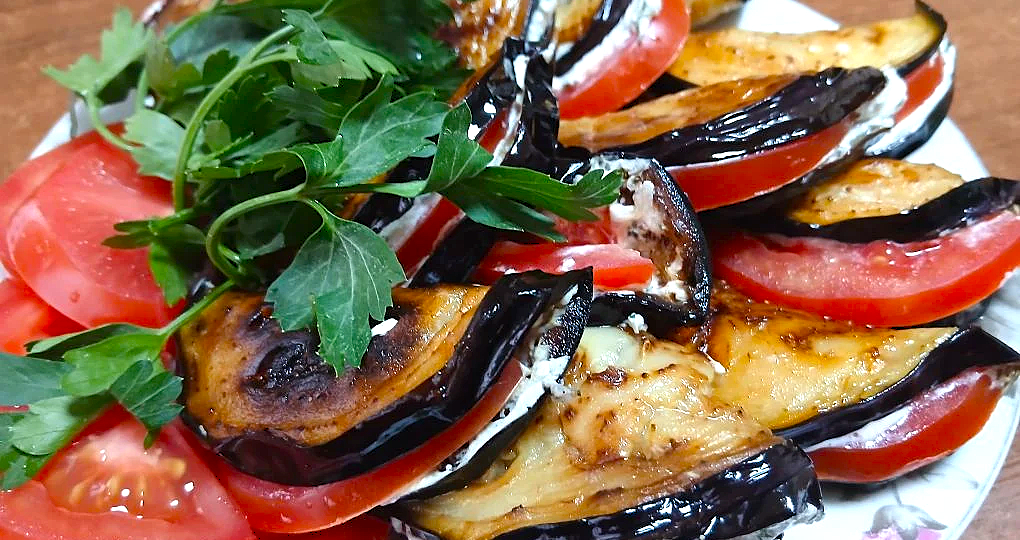 Баклажанный кармашек с нежной сырной начинкой.