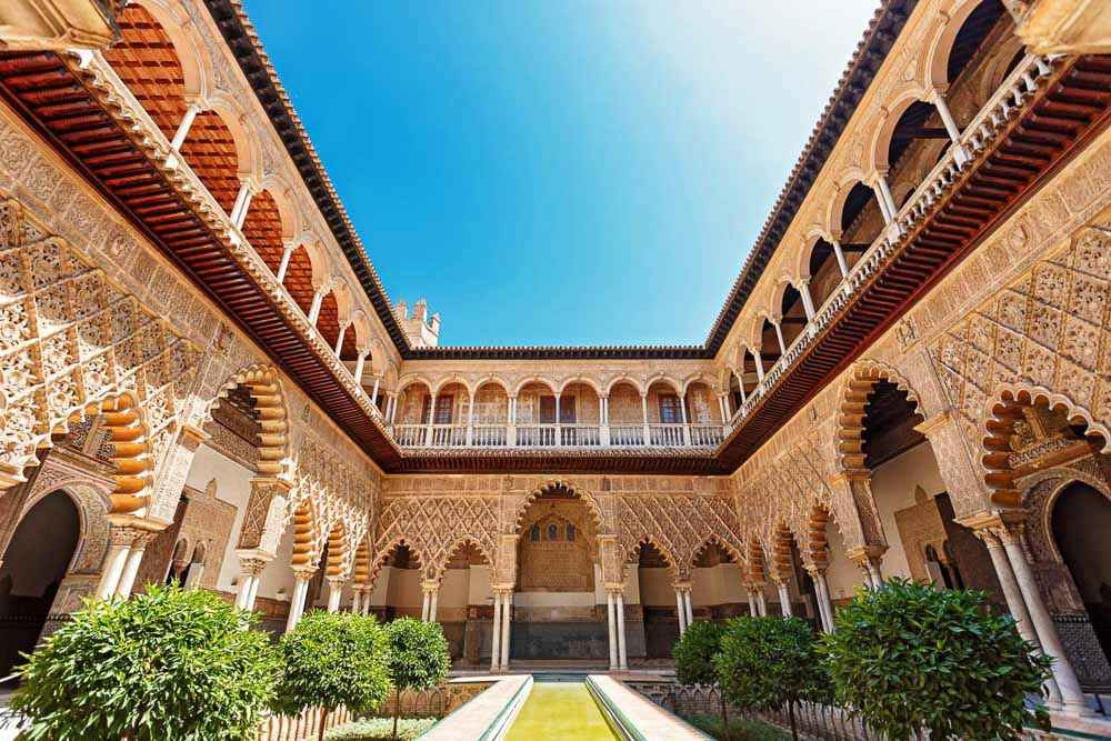 Внутренний двор Севильского Алькасара. https://atomarpormundo.com/visitar-el-alcazar-de-sevilla/