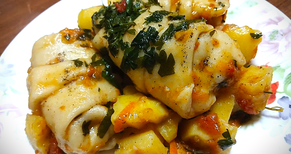 "Рогалики с мясом в томатном соусе: идеальная домашняя еда!"