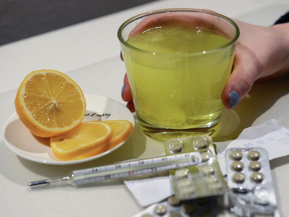    Лекарственные препараты и градусник для измерения температуры | © РИА Новости / Александр Кряжев