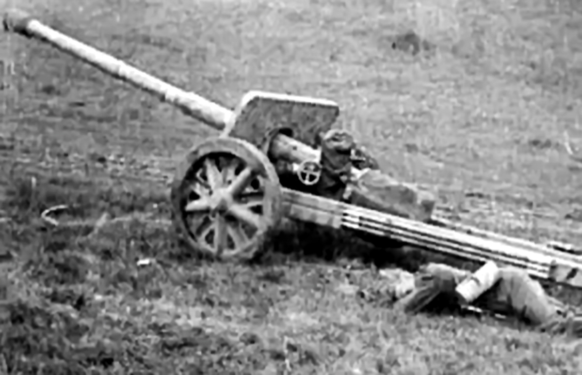 А это ПТО 7,5 cm PaK 41 явно не успели эвакуировать с поля боя или орудие не успело сменить позицию. Само орудие цело и подготовлено к транспортировке: станины в положении «по-походному», ствол выставлен на максимальный угол возвышения, на дульный тормоз и казённик одеты противопылевые чехлы. А вот убитый немецкий артиллерист и пустынный пейзаж вокруг как раз говорят о том, что орудие было брошено по причине невозможности смены позиции. Возможно был уничтожен тягач…