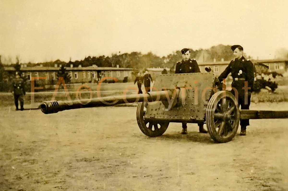 ПТО 7,5 cm PaK 41 какого-то учебного подразделения вермахта. Курсанты – артиллеристы занимаются освоением этого редкого типа орудия.