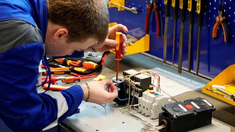     На Алтай-Коксе прошел практический этап краевого конкурса профессионального мастерства среди студентов-электромонтеров. Фото предоставлено компанией Алтай-Кокс.