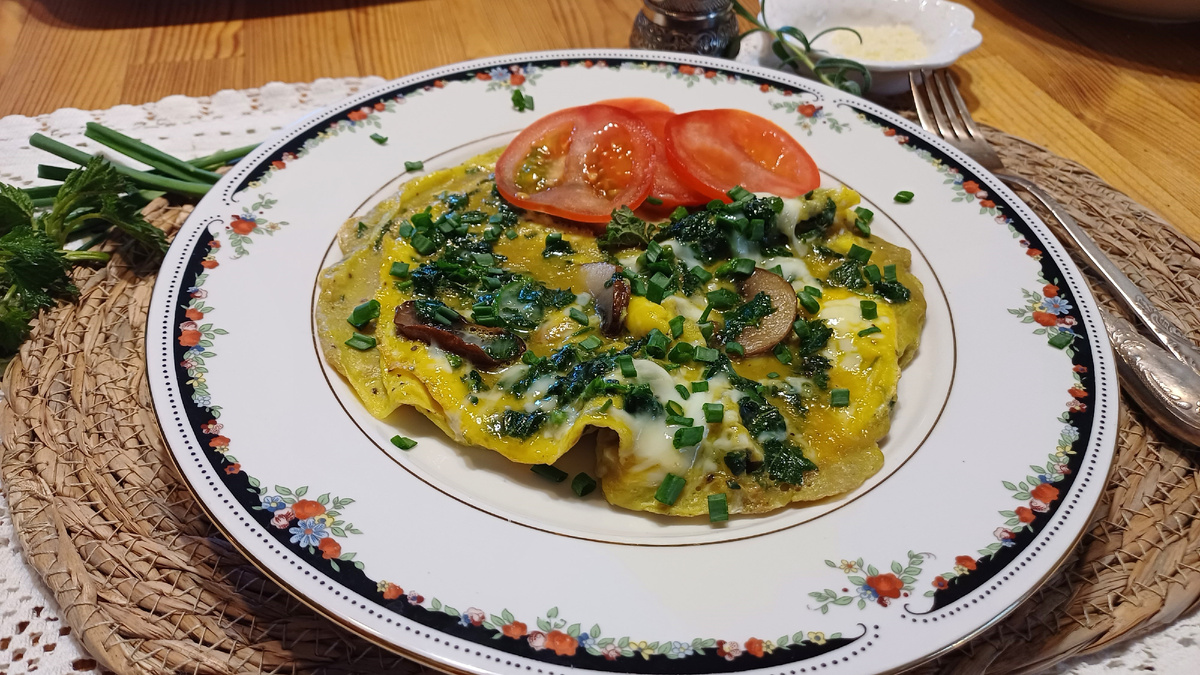 Яичница с крапивой и грибами. Фото автора