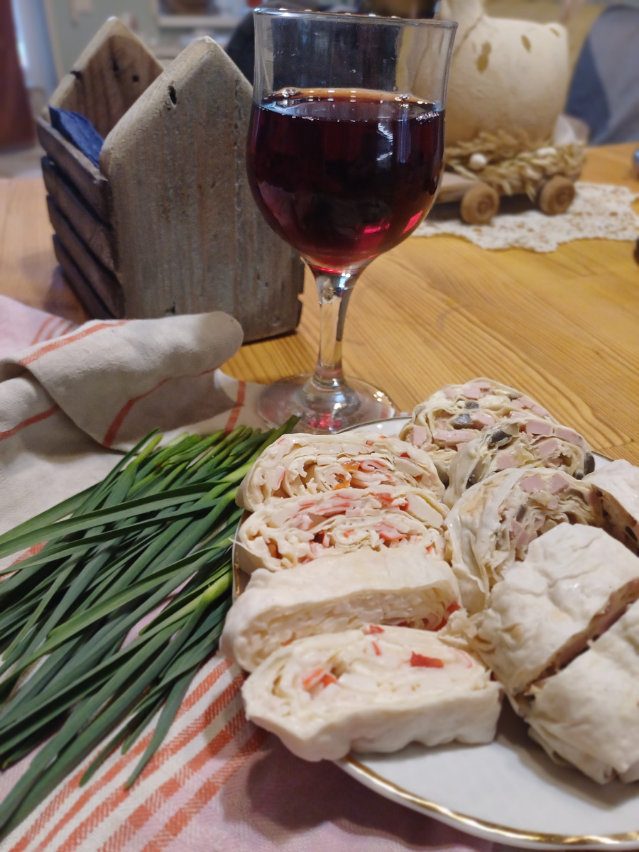 Можно было поужинать и без рулетиков, если бы было больше зелени! Фото автора