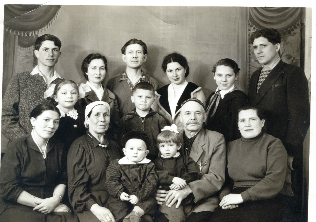 Киям и Миннури Мухутдиновы с детьми и с внуками. 1963 г.