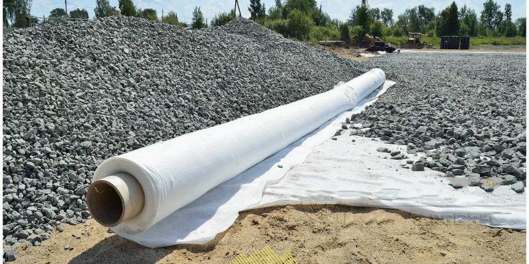 Геотекстиль под щебень: когда он нужен, а когда выброшенные деньги