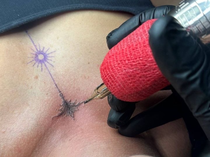 «В старости пожалеешь» — слышу это каждый раз. А я сделала тату в Нячанге и вижу в зеркале только себя. Почему все боятся именно этого?