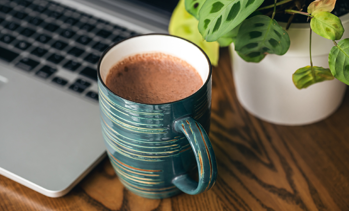 <a href="https://ru.freepik.com/free-photo/cup-cocoa-laptop-flowerpot-desktop-closeup_45143410.htm#fromView=search&page=1&position=2&uuid=91c58ea1-e36f-4f6f-ab3f-18c19e66b6e1&query=%D0%BA%D0%B0%D0%BA%D0%B0%D0%BE+%D0%BE%D1%84%D0%B8%D1%81">Изображение от pvproductions на Freepik</a>