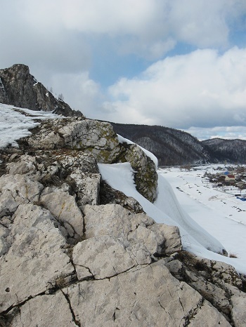 Фотографии Татьяны Немшановой разных лет. Скалы палеозоя на склоне горы Лысой. Город Аша Челябинская область Россия Южный Урал. Долина реки Сим. Весна, апрель на Южном Урале. Горы уральские.