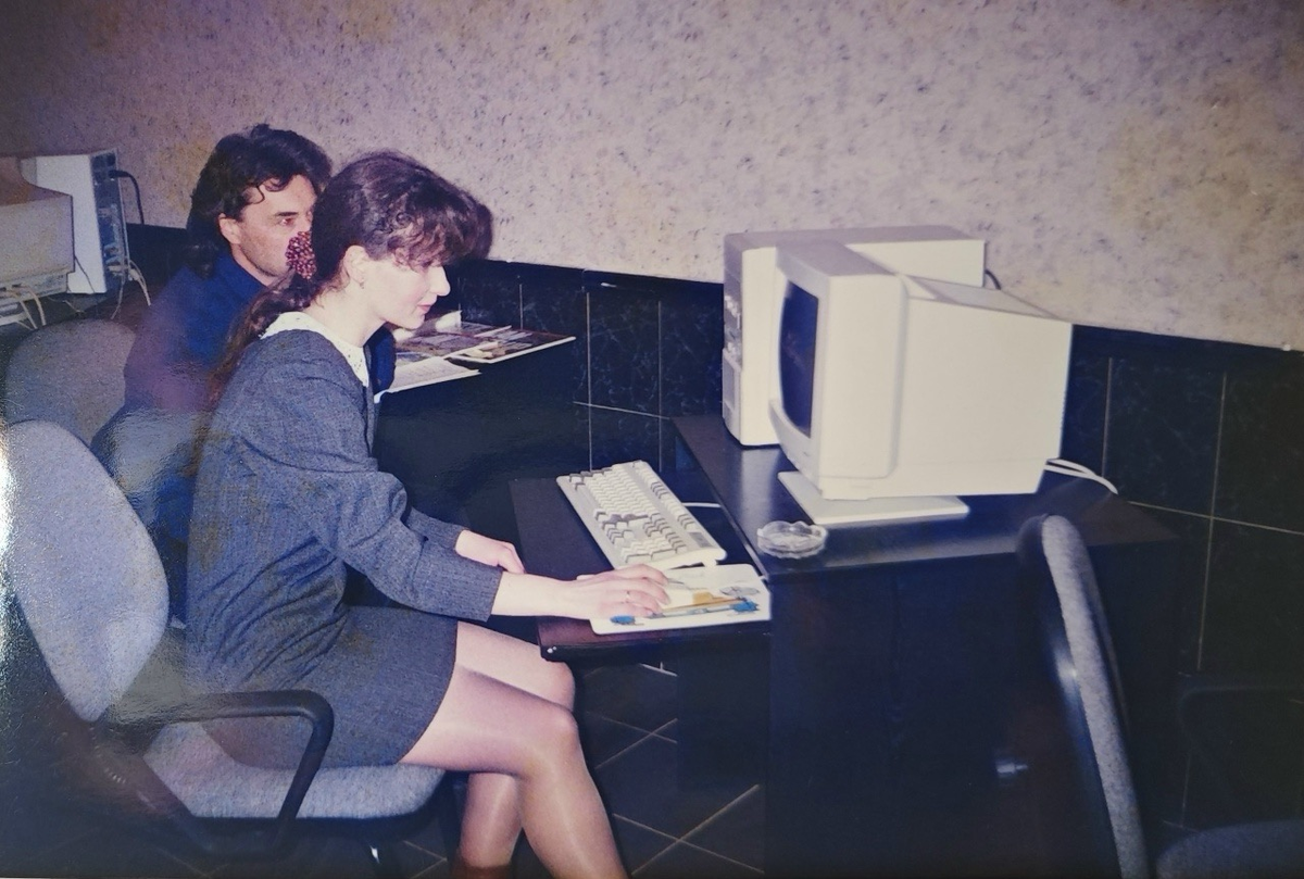 Светлана показывает посетителю возможности интернета. Фото из личного архива Светланы Котляровой (Антоновой)