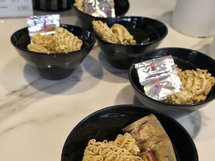 Бизнес зал в Барселоне, угощает всех дошираками