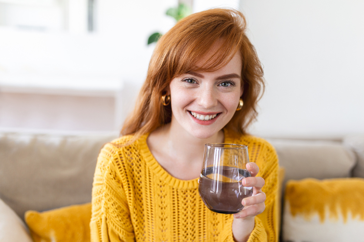 <a href="https://ru.freepik.com/free-photo/woman-holding-glass-drinking-natural-water-enough-quantity-aqua-improves-skin-complexion-increases-energy-prevention-body-dehydration-healthy-lifestyle-concept_27158604.htm#fromView=search&page=2&position=1&uuid=7c00e9e4-eb6c-4ca8-961f-2f26bd924b2b&query=%D0%B4%D0%B5%D0%B2%D1%83%D1%88%D0%BA%D0%B0+%D0%BF%D1%8C%D0%B5%D1%82+%D0%B2%D0%BE%D0%B4%D1%83+%D0%B4%D0%BE%D0%BC%D0%B0">Изображение от stefamerpik на Freepik</a>