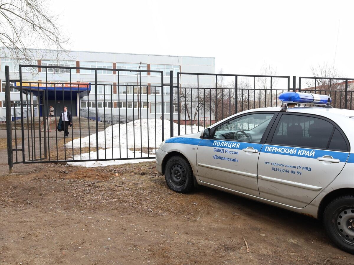    Обстановка у школы в Пермском крае, где ученик напал с ножом на учителя | © РИА Новости / Елена Майорова