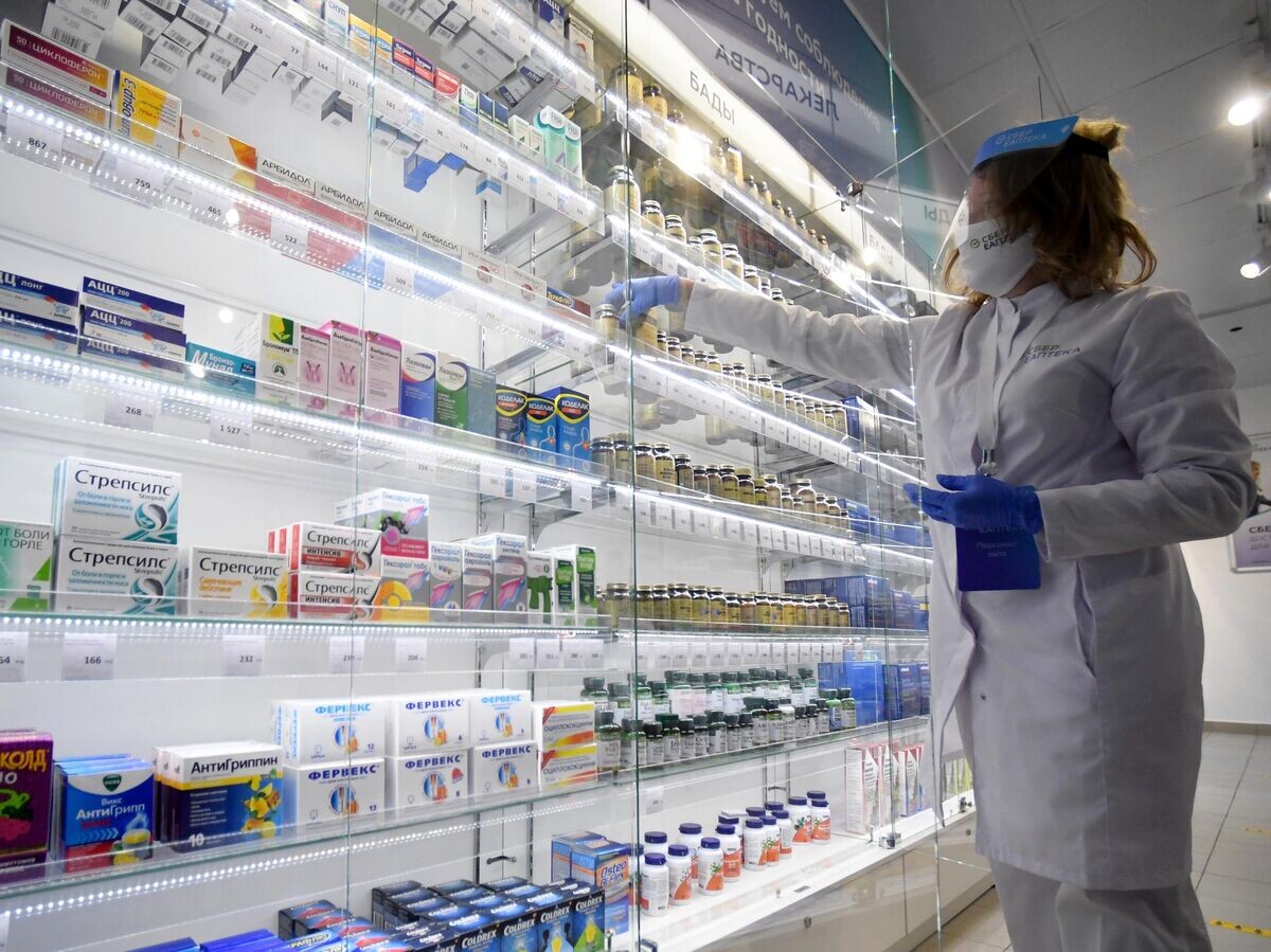    Фармацевт в аптеке | © РИА Новости / Максим Богодвид