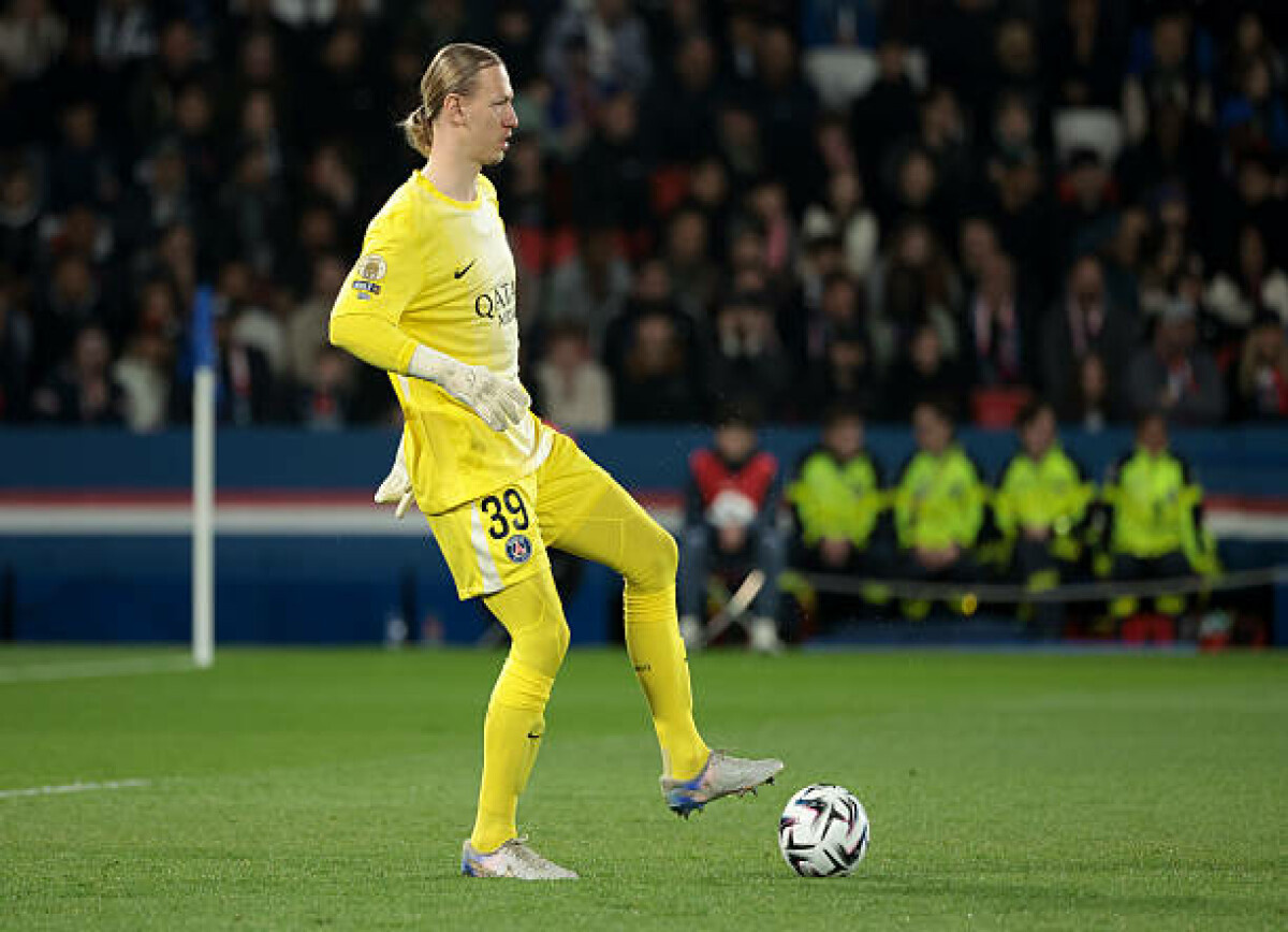     В Париже отреагировали на слова Алонзо, высказавшегося за выход Сафонова в игре с «Ливерпулем»