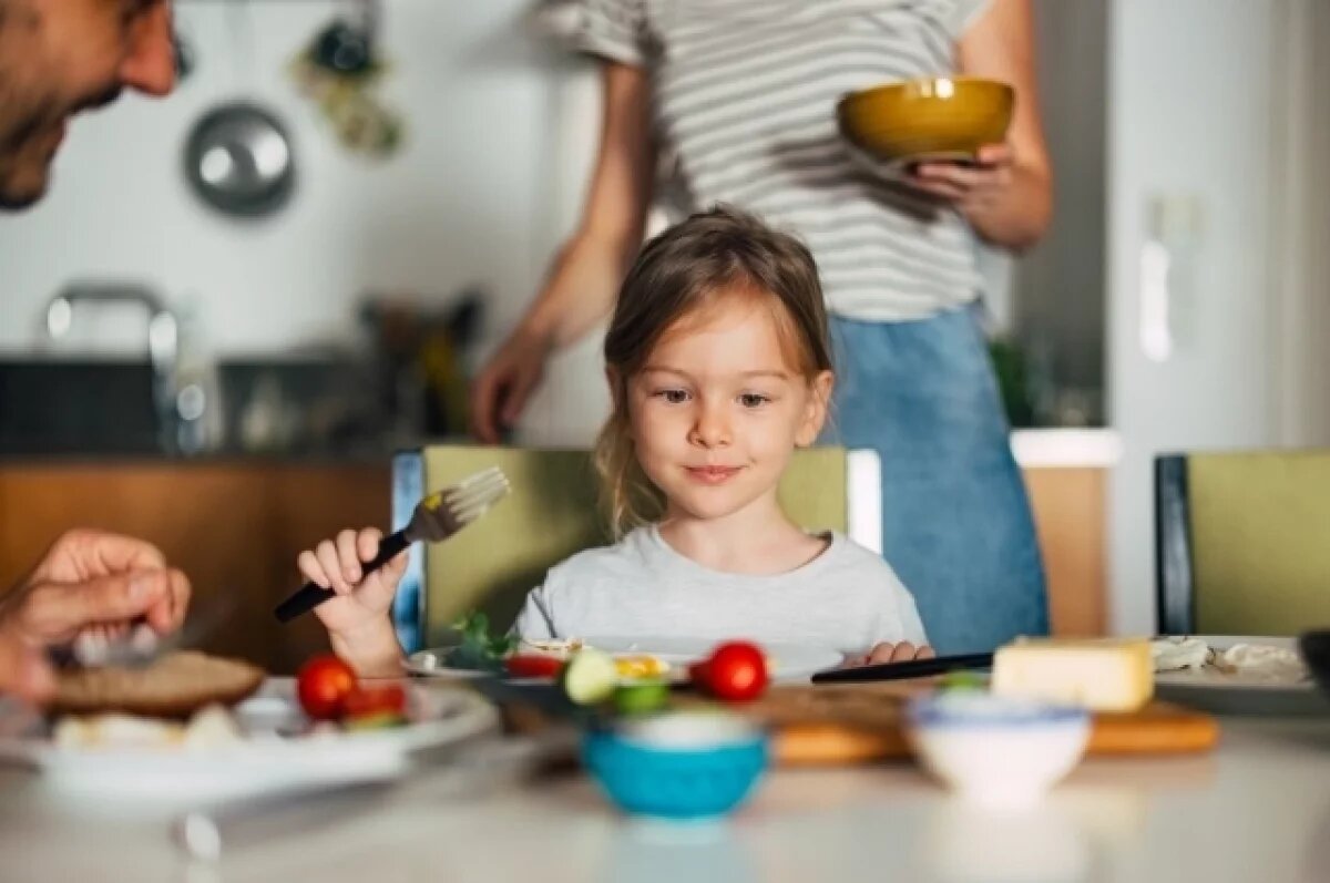    Питание — это основа крепкого детского здоровья. Оно должно быть разнообразным и включать все необходимые макро- и микроэлементы для полноценного функционирования иммунной системы.