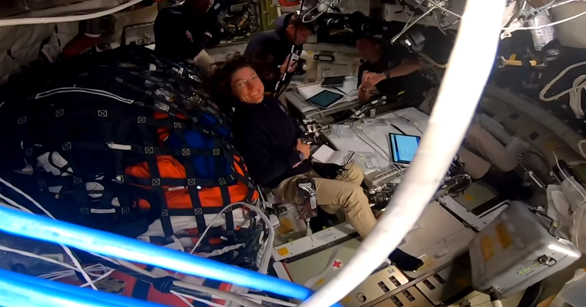 6 апреля 2026 года, через шесть дней после начала миссии Artemis II, астронавты NASA Рид Уайзман, Виктор Гловер и Кристина Кох, а также астронавт Канадского космического агентства CSA Джереми Хансен превзошли рекорд по максимальному расстоянию пилотируемого космического полета от Земли, который ранее был установлен миссией Apollo 13 в 1970 году.