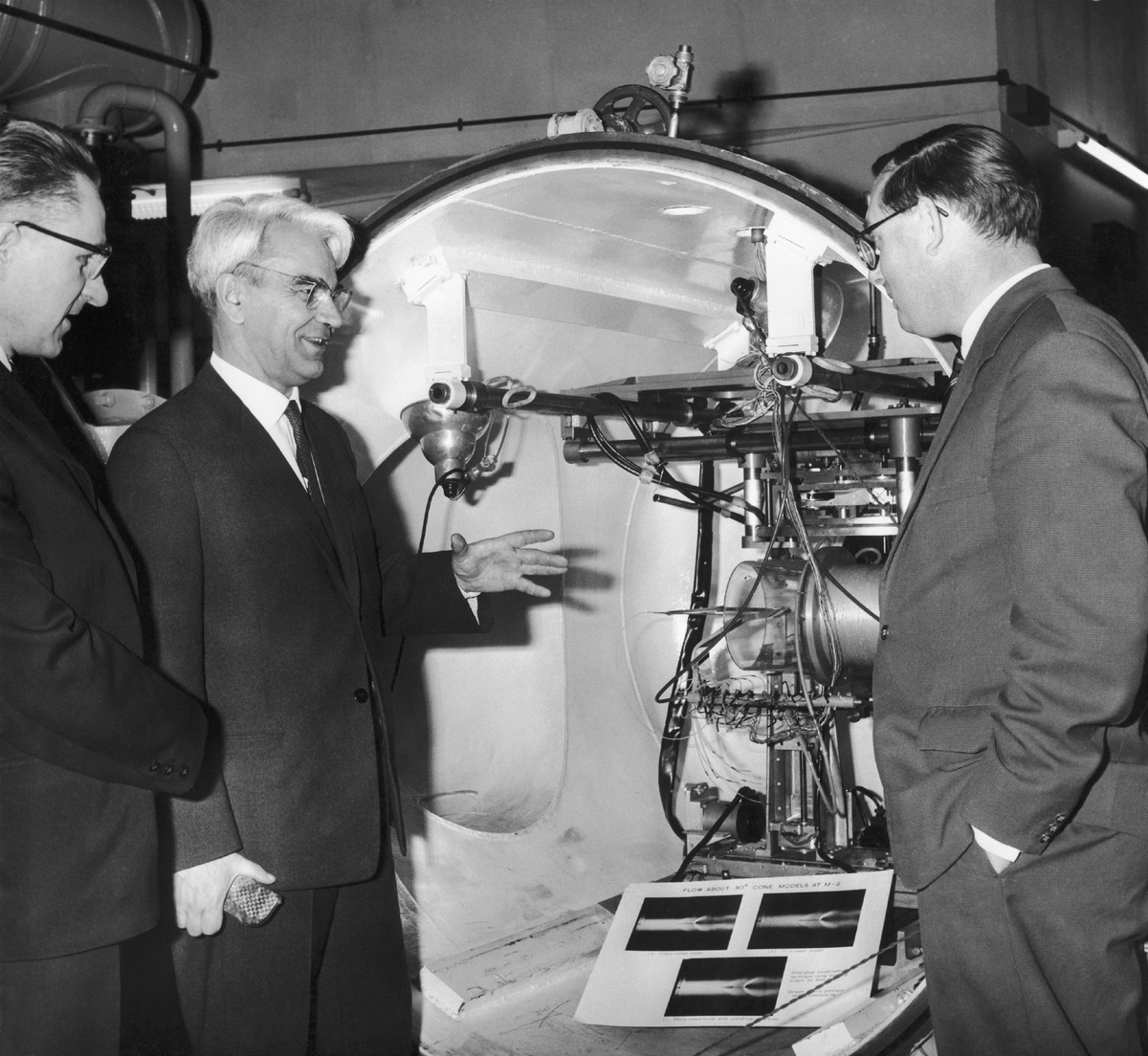    В 1965 году Келдыш получил учёную степень доктора физико-математических наук, а в 1976 году стал академиком Академии наук СССР (ныне РАН). Также он занимал пост академика-секретаря Отделения общей физики и астрономии РАН, был советником президиума РАН / Keystone-France/Gamma-Keystone via Getty Images