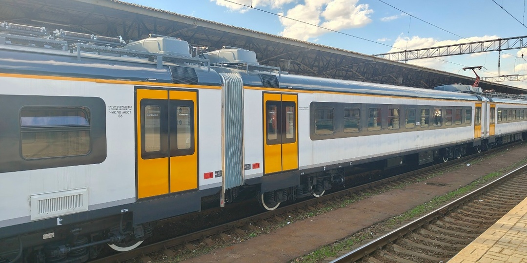 На Ярославское направление вышла новая российская электричка для дальних поездок. Чем она отличается от предшественников?