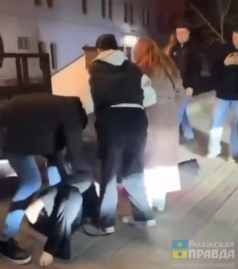 Скриншот с видео ТГК "Треш Волгоград"📷    «Принцессы перебрали»: в волгоградском ночном клубе женщины устроили мордобой
