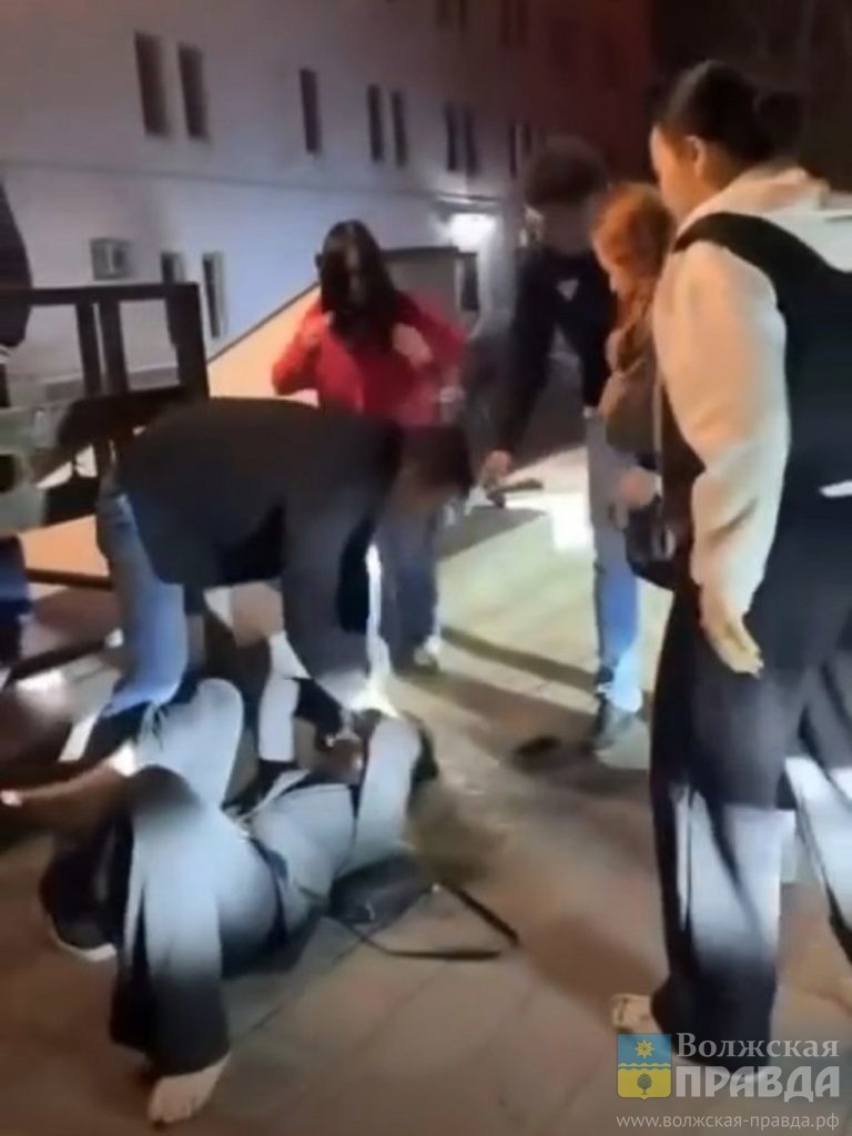 Скриншот с видео ТГК "Треш Волгоград"📷    «Принцессы перебрали»: в волгоградском ночном клубе женщины устроили мордобой
