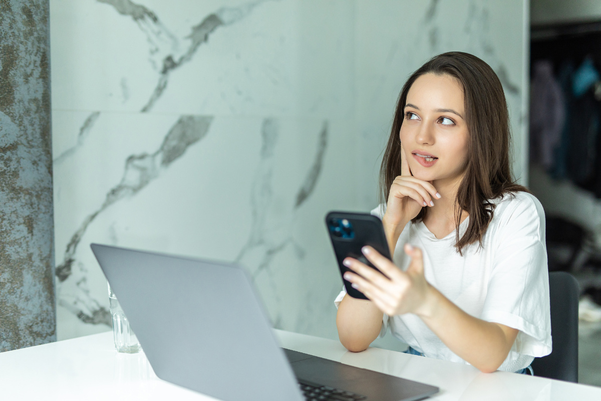 https://ru.freepik.com/free-photo/attractive-smiling-young-woman-working-laptop-computer-while-sitting-kitchen-using-phone_20685149.htm#fromView=search&page=2&position=6&uuid=a28c916a-ffc7-4eac-843b-2c0ffd4d5dd7&query=%D1%82%D0%B5%D0%BB%D0%B5%D0%B3%D1%80%D0%B0%D0%BC+%D0%BC%D0%B0%D1%80%D0%BA%D0%B5%D1%82%D0%B8%D0%BD%D0%B3