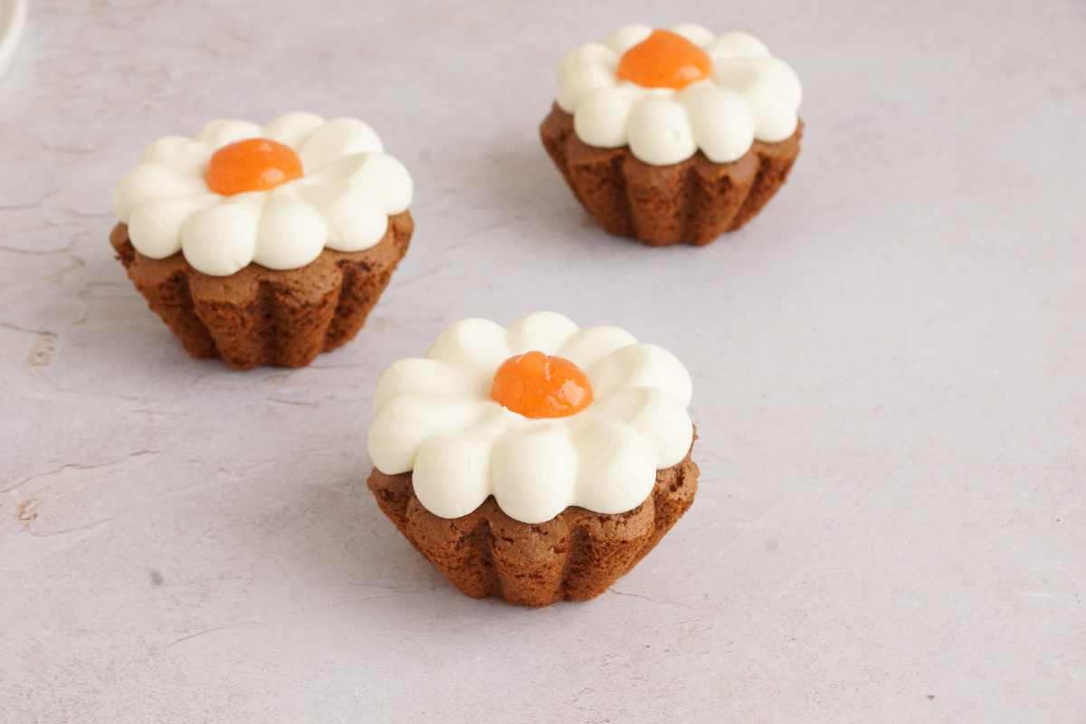 Шоколадный кекс с "ромашкой" из взбитого ганаша и мармелада 