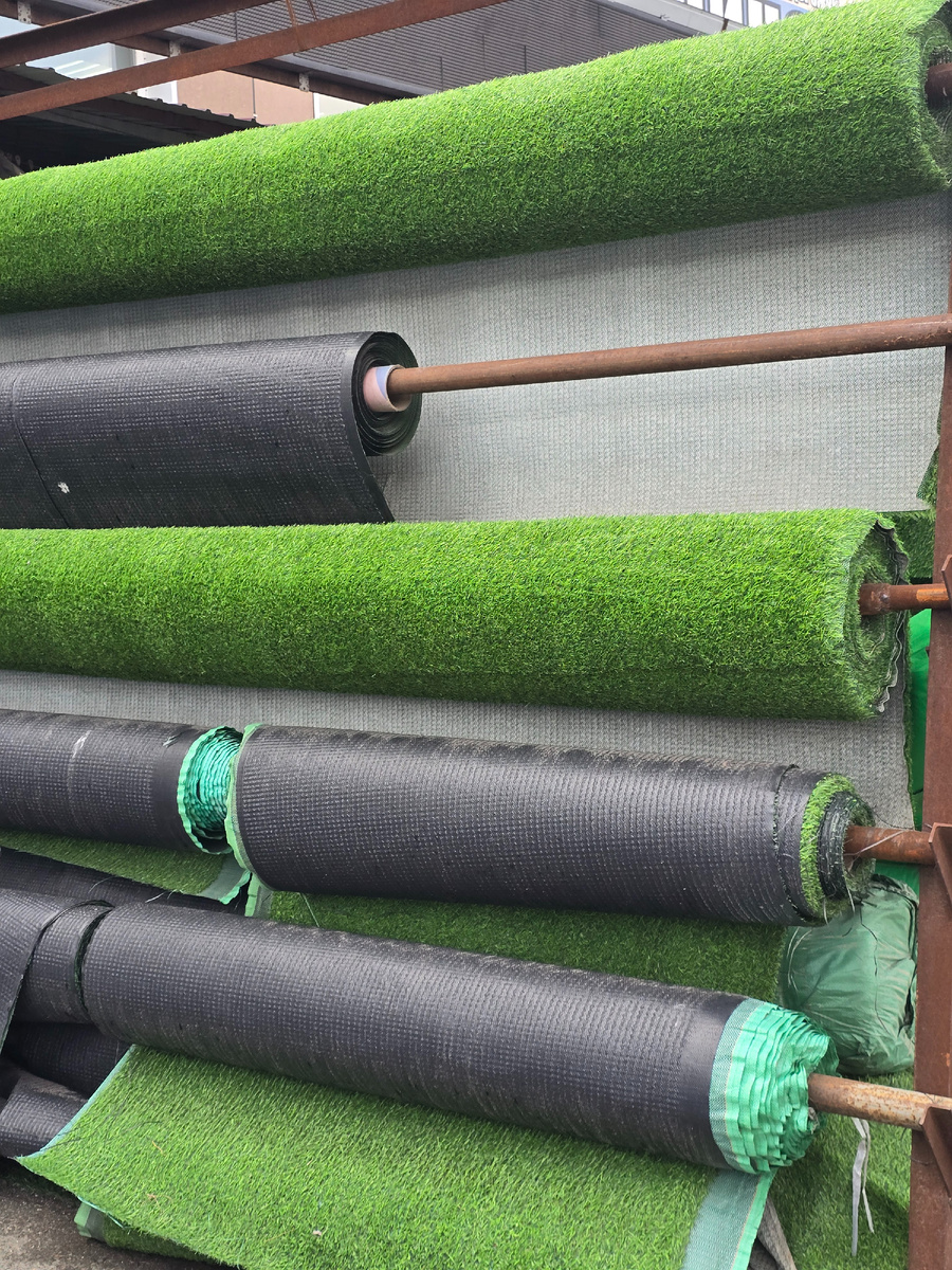 По дороге заехали на Уссурийский китайский рынок - купить газон на веранду гостевого домика