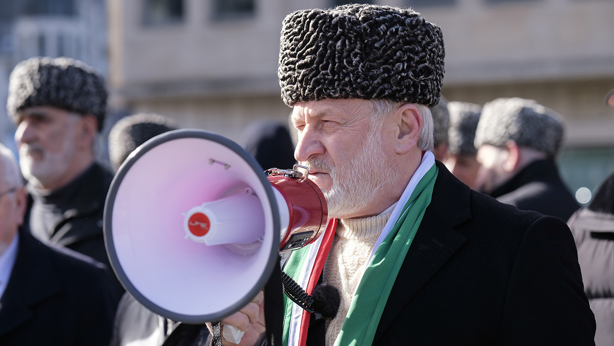   Thierry Monasse / Getty Images- Бывший бригадный генерал самопровозглашенной Чеченской республики Ичкерия Ахмед Закаев