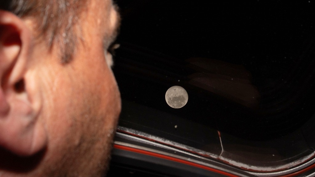 Командир Artemis II и астронавт NASA Рид Уайзман смотрит в одно из главных окон кабины космического аппарата Orion