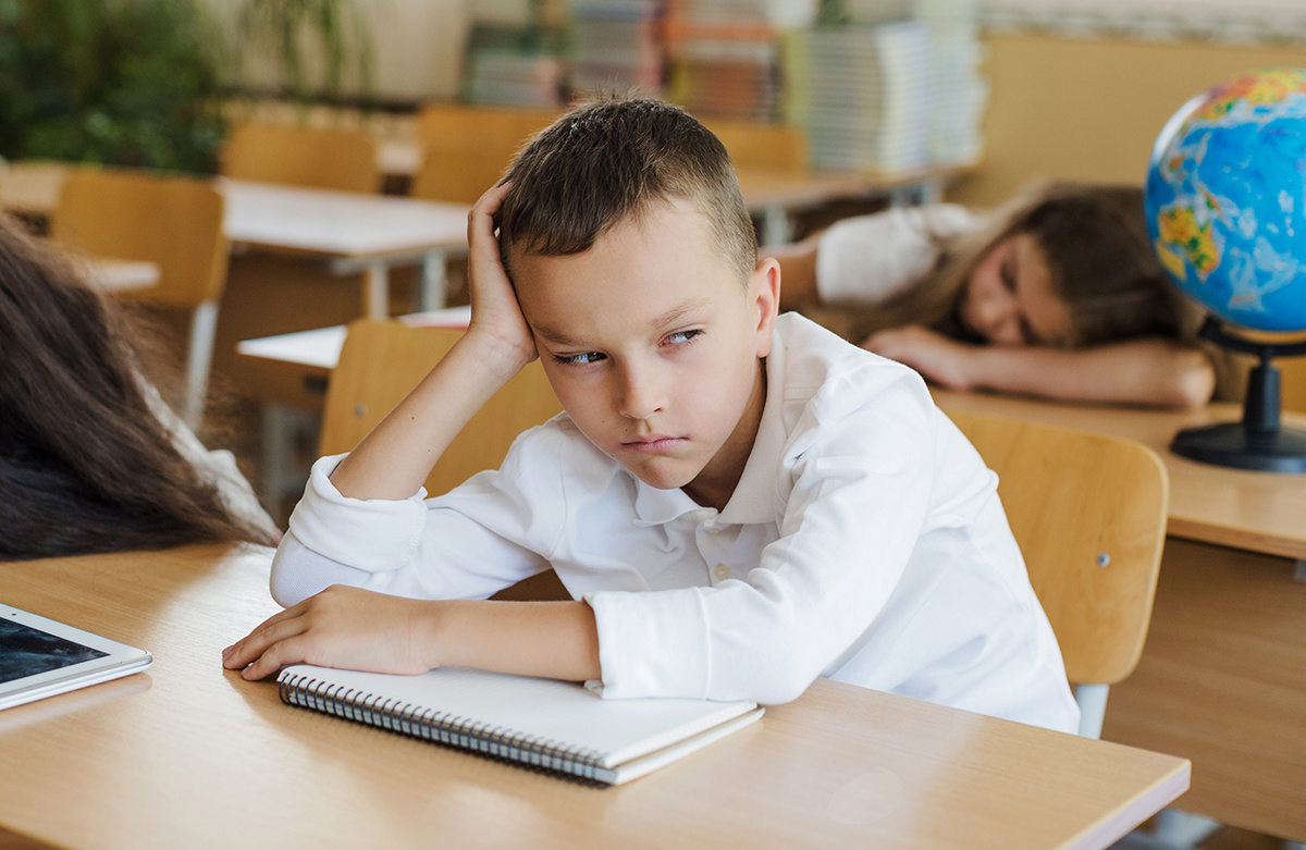 Ребенок скучает на школьном уроке