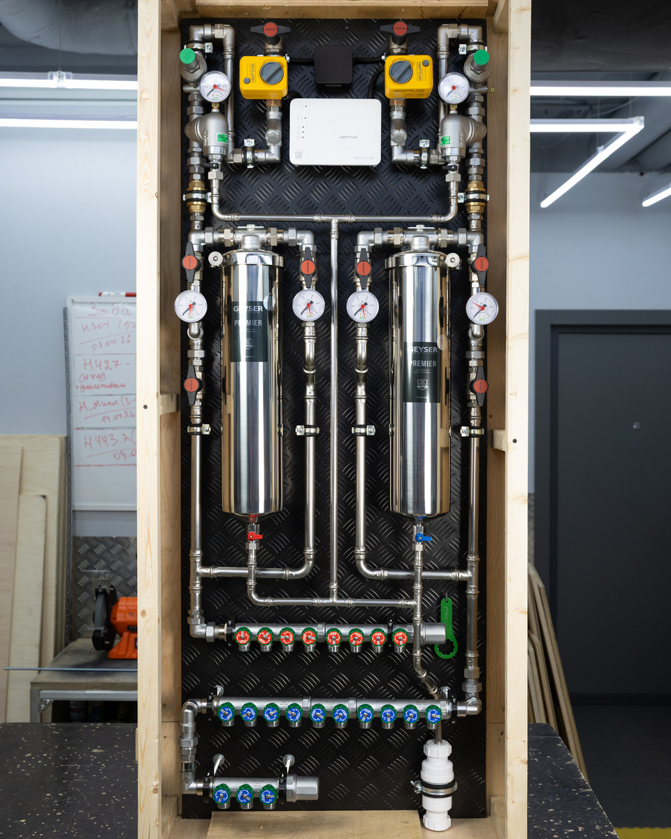 13 потребителей холодной воды и 8 горячей