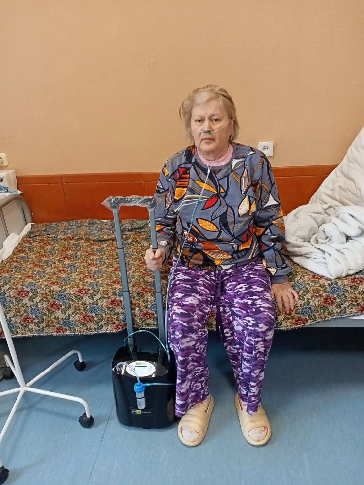 Наталья Михайловна с портативным кислородным концентратором