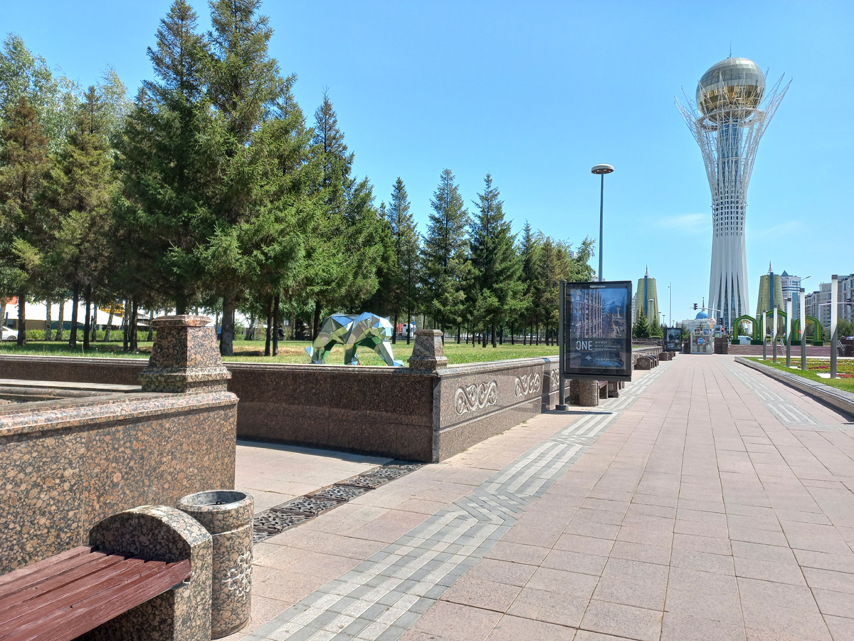 Символ столицы — монумент Байтерек. Здесь мы сделаем остановку, чтобы перевести дух перед вылетом в Ташкент и насладиться футуристичной архитектурой Астаны