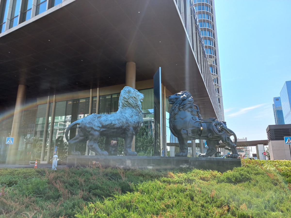 Львы в стиле стимпанк у Talan Towers — отличный пример того, как технологии и искусство создают уникальный облик города