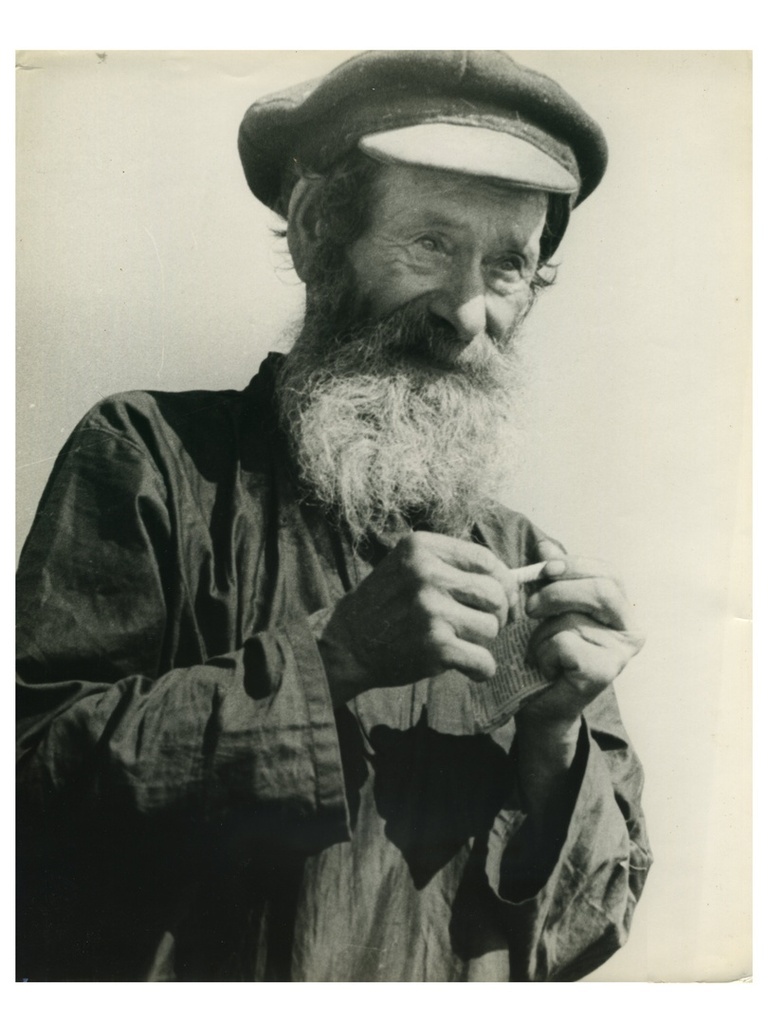 Самокрутка. Калестин Коробицын, 1934 - 1940 год, архив Валентина и Андрея Туркиных.
