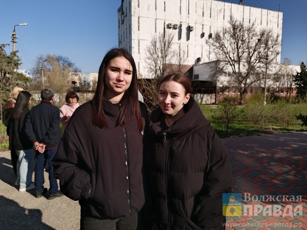     В Волжском на срочную службу отправилась первая двадцатка новобранцев
