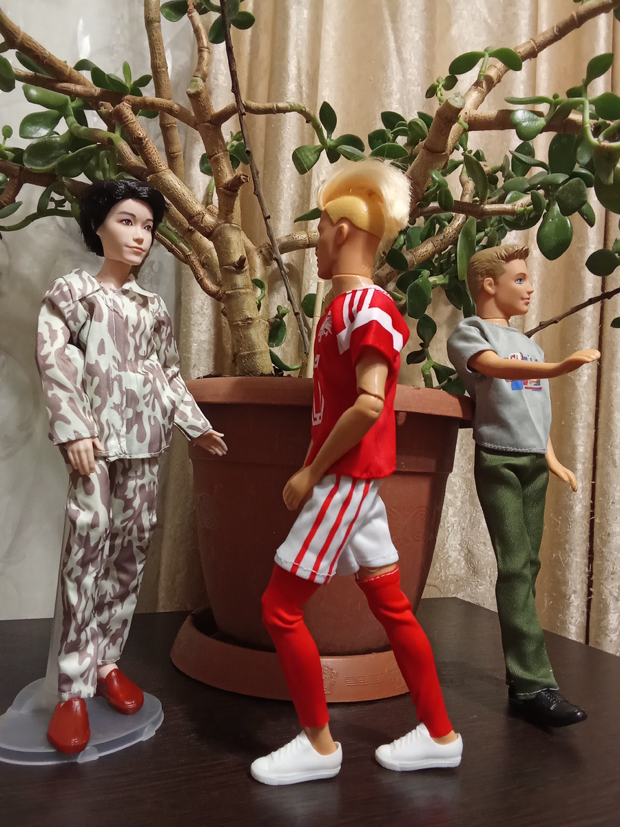 -Серега, чего недовольный такой? Наряд не нравится, что ли? Ну отдай мне, я с Зиной в нём пойду на свидание. А то я всё время в джинсах перед ней, удивить её хочу. Пусть видит, что я могу в этом, как его, "Олд мани" ходить тоже 