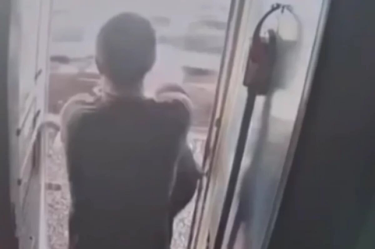    В руках мужчины была ложка.