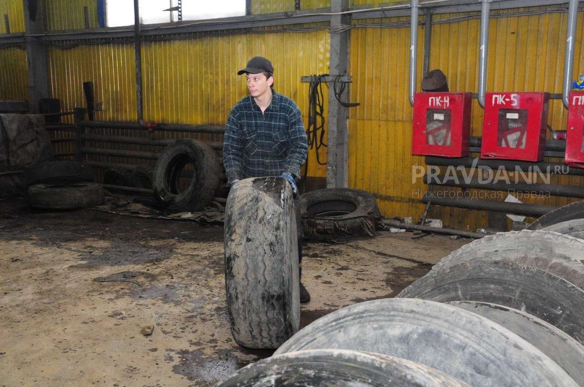    С 2021 года в России запретили использовать автомобильные покрышки во дворах и на газонах для создания различных скульптур и ограждений.