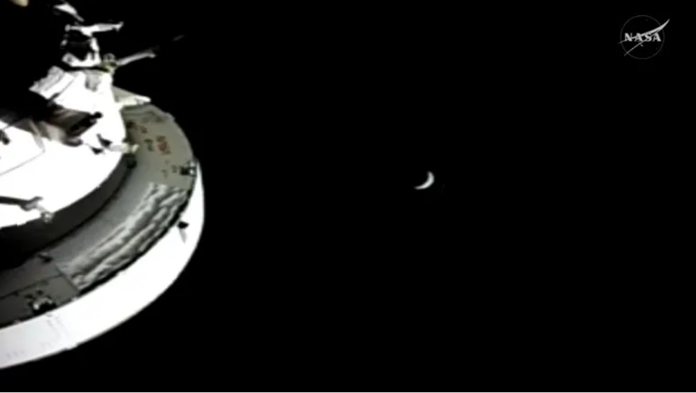 Прямая трансляция запечатлела восход Земли в момент, когда космический корабль Orion (Орион) вышел из-за Луны в ходе сегодняшнего облёта Луны в рамках миссии Artemis II (Артемида-2)