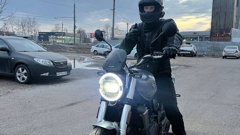 Максим из Ярославля долго подходил к выбору серьёзно — объездил несколько салонов, сравнивал, присматривался.