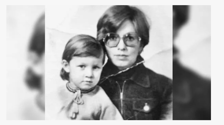 Маленькая Маша с мамой 