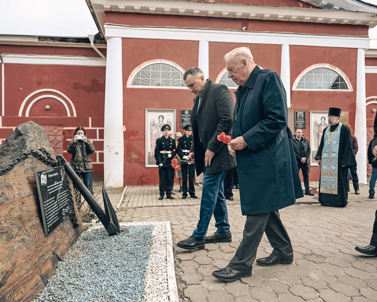     В Курске почтили память моряков-подводников в Михайловском храме