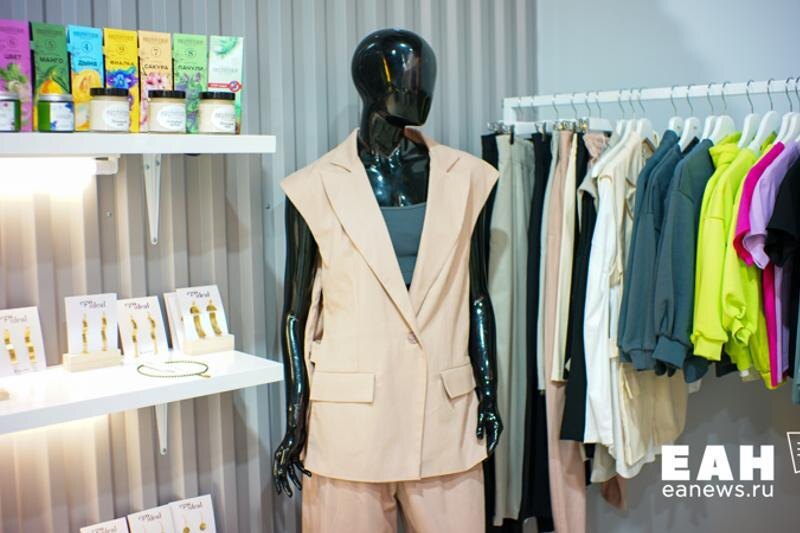    Фото ЕАН. Одежда в магазине