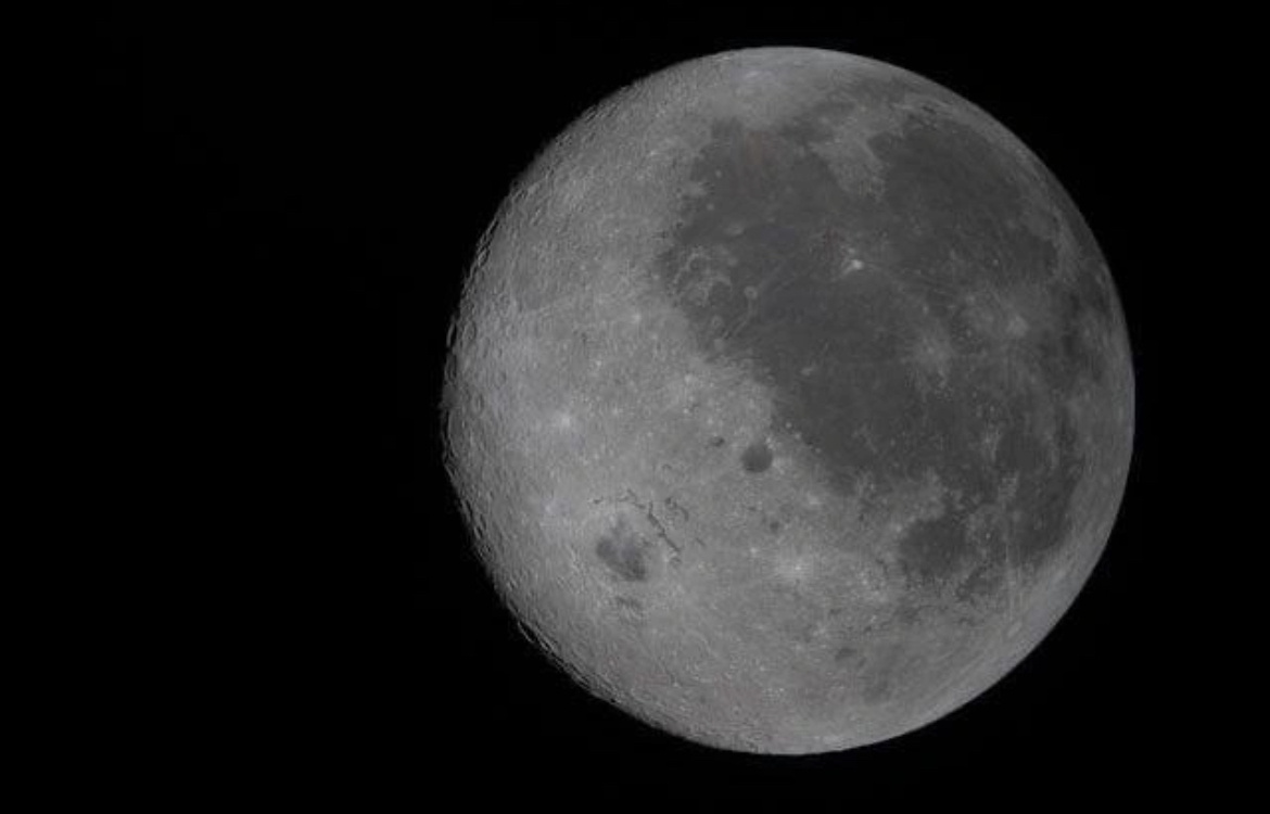 До этого обратную сторону Луны удавалось сфотографировать более 50 лет назад
Источник: NASA / X