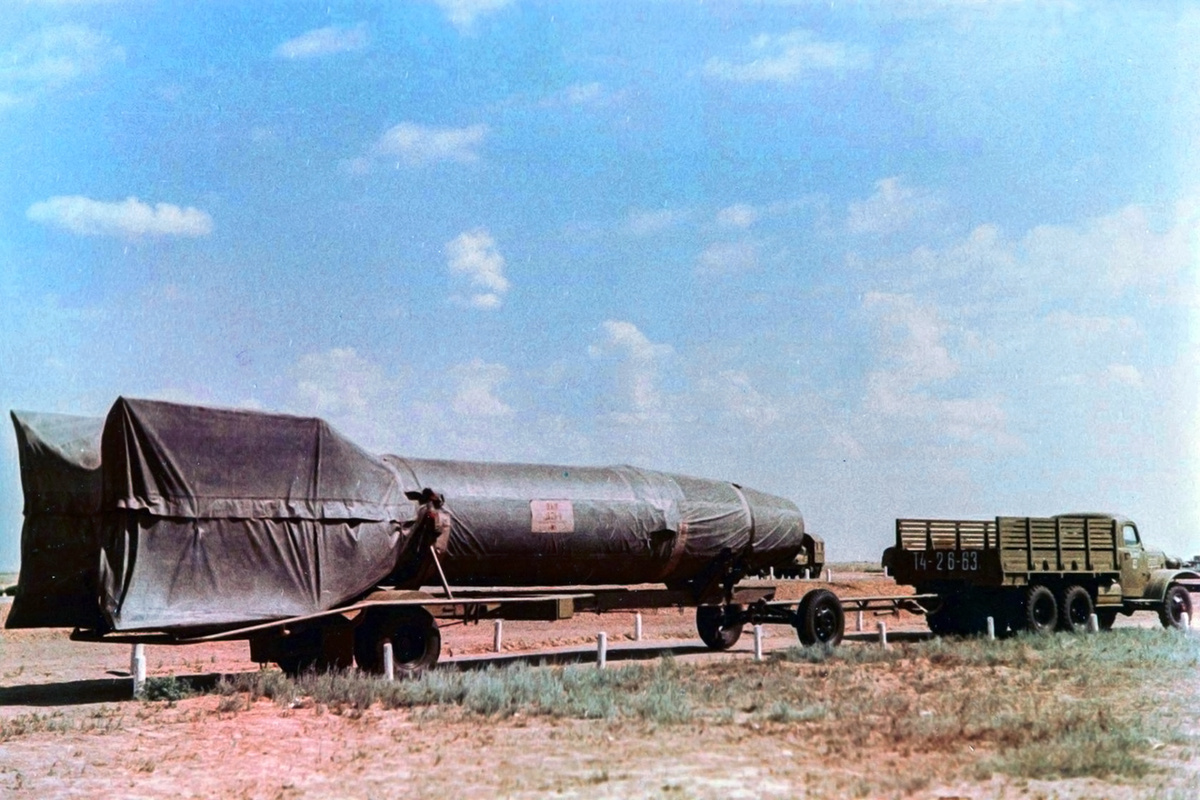 Автопоезд с ракетой Р-1