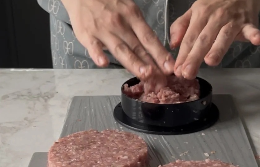 Сочные домашние бургеры за считанные минуты: секрет ровных котлеток!